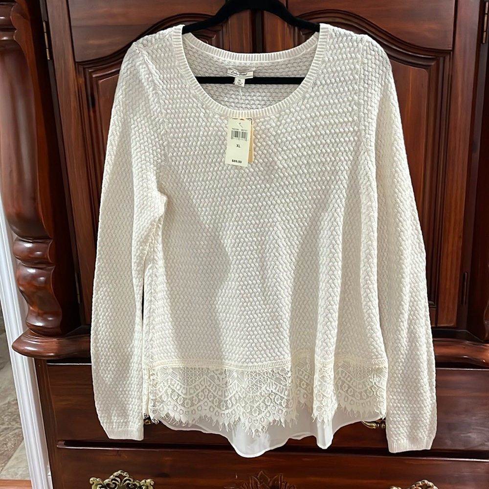 Beautiful lucky Brand sweater size xl never worn with tags color cream .